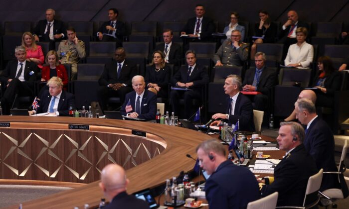 O primeiro-ministro britânico Boris Johnson (E) e o presidente Joe Biden (C) ouvem o secretário-geral da OTAN Jens Stoltenberg (C/D) discursando em uma reunião do Conselho do Atlântico Norte durante uma cúpula extraordinária na sede da OTAN em Bruxelas em 24 de março de 2022 (Evelyn Hockstein/Pool/AFP via Getty Images)