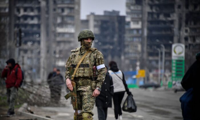 Patrulha uma rua de Mariupol, em 12 de abril de 2022 (Alexander Nemenov/AFP via Getty Images)