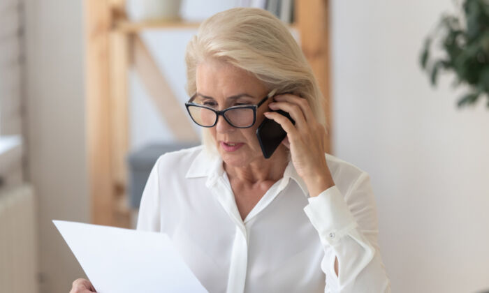 Mesmo se você não atingir a idade de aposentadoria completa até o final deste ano, considere conversar com um representante do Seguro Social para descobrir se você deve solicitar seus benefícios a partir de janeiro (fizkes/Shutterstock)