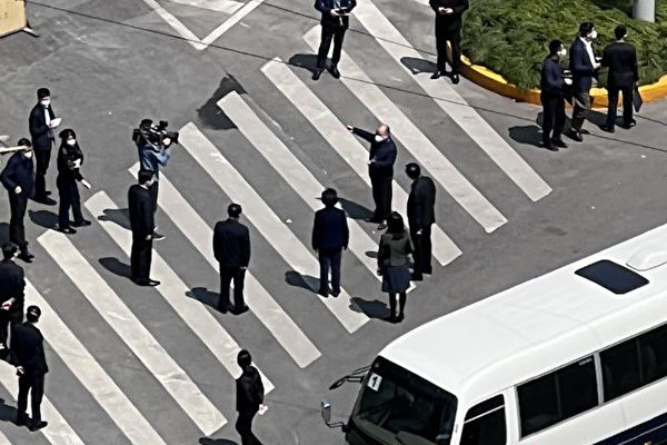 O vice-primeiro-ministro chinês Sun Chunlan visitou Xangai no início de abril de 2022, quando a cidade estava em confinamento devido ao COVID-19 (Captura de tela do Epoch Times)