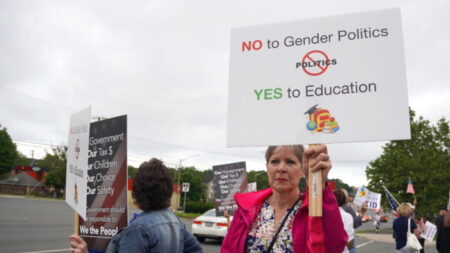 ‘Não à política de gênero’: pais da Virginia protestam contra movimento pró-transgêneros nas escolas primárias