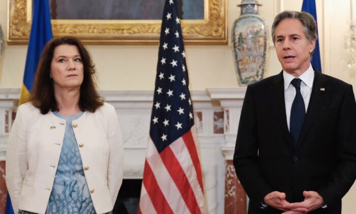 O secretário de Estado Anthony Blinken e a ministra das Relações Exteriores da Suécia, Ann Linde, no Departamento de Estado em Washington, DC, em 4 de maio de 2022 (Michael McCoy/ POOL/AFP via Getty Images)
