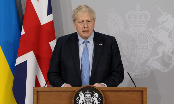 O primeiro-ministro britânico, Boris Johnson, se dirige ao Parlamento ucraniano em Kiev via link de vídeo em 3 de maio de 2022 (PA Media)