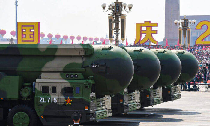 Mísseis balísticos intercontinentais com capacidade nuclear DF-41 da China são vistos durante um desfile militar na Praça Tiananmen em Pequim, na China, em 1º de outubro de 2019 (Greg Baker/AFP via Getty Images)