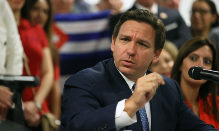 Governador da Flórida, Ron DeSantis, é visto em Miami, Flórida, em 13 de julho de 2021 (Joe Raedle/Getty Images)
