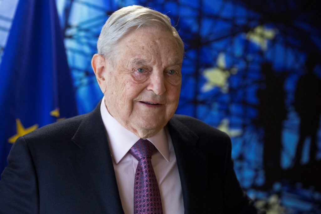 George Soros, fundador e presidente da Open Society Foundations, chega para uma reunião em Bruxelas, em 27 de abril de 2017 (Olivier Hoslet/AFP via Getty Images)