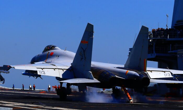 Um caça J-15 pousa no porta-aviões chinês Liaoning durante um exercício no mar, em 24 de abril de 2018 (AFP via Getty Images)