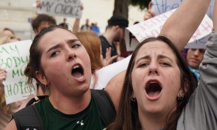 Manifestantes pró-aborto gritam diante da Suprema Corte dos EUA em Washington, DC, em 4 de maio de 2022 (Jackson Elliott/Epoch Times)