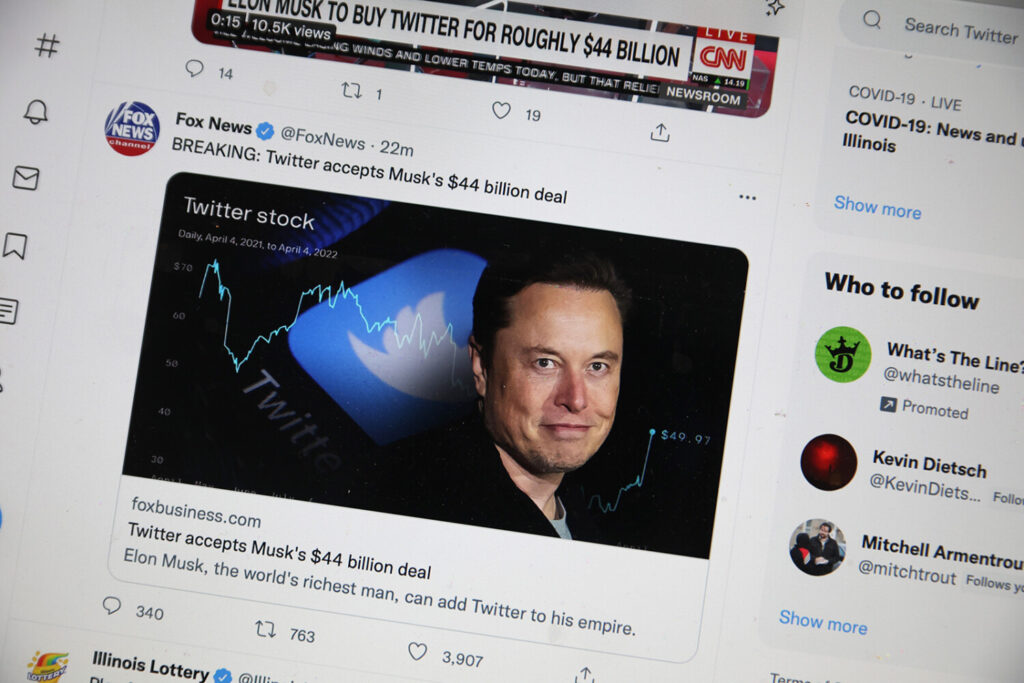 Nesta ilustração fotográfica, notícias sobre a tentativa de Elon Musk de assumir o controle do Twitter são twittadas, em Chicago, Illinois, em 25 de abril de 2022 (Scott Olson/Getty Images)