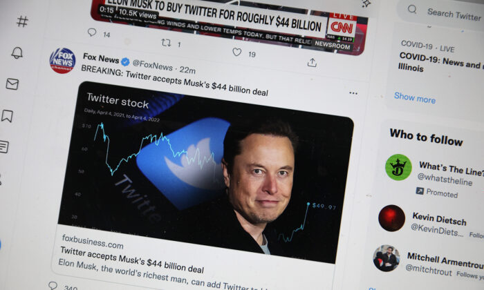 Nesta ilustração fotográfica, notícias sobre a tentativa de Elon Musk de assumir o controle do Twitter são twittadas, em Chicago, Illinois, em 25 de abril de 2022 (Scott Olson/Getty Images)