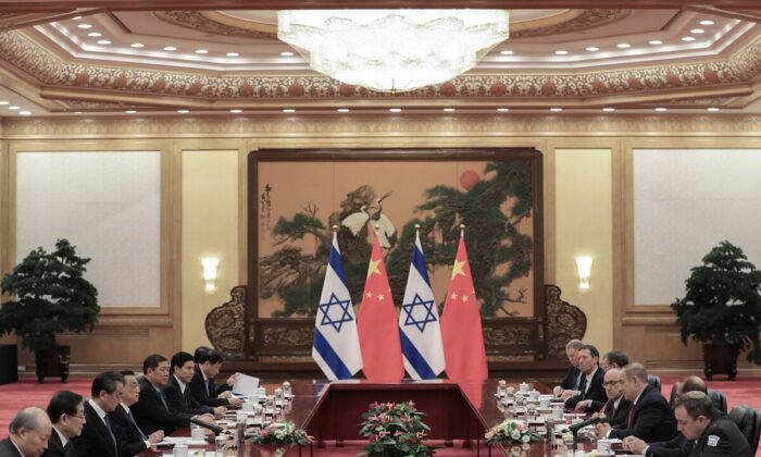 O primeiro-ministro chinês Li Keqiang (4º à esquerda) encontra-se com o primeiro-ministro de Israel, Benjamin Netanyahu (3º à direita) no Grande Salão do Povo em Pequim, na China, em 20 de março de 2017 (Lintao Zhang/Pool/Getty Images)