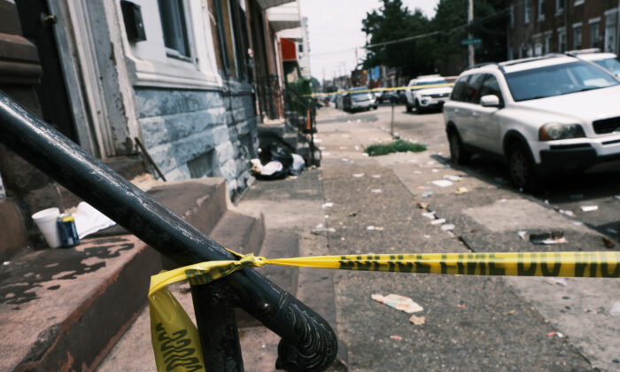 Fita da polícia bloqueia rua onde uma pessoa foi baleada em um evento relacionado a drogas na Filadélfia, Pensilvânia, em 19 de julho de 2021 (Spencer Platt/Getty Images)