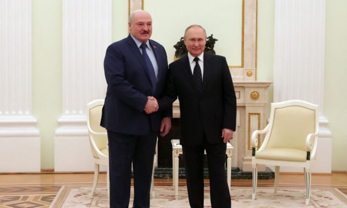 O presidente russo, Vladimir Putin, se encontra com seu homólogo da Bielorrússia, Alexander Lukashenko, no Kremlin, em Moscou, em 11 de março de 2022 (Mikhail Mikhail Klimentyev/Sputnik/AFP via Getty Images)