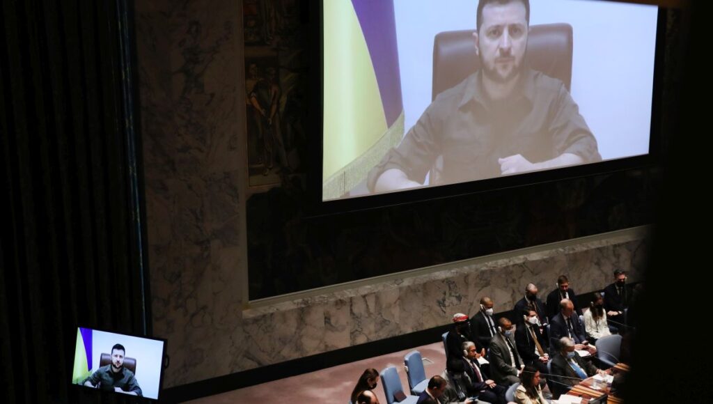 O presidente ucraniano Volodymyr Zelenskyy se dirige ao Conselho de Segurança das Nações Unidas (ONU) via link de vídeo em 5 de abril de 2022, na cidade de Nova Iorque (Spencer Platt/Getty Images)