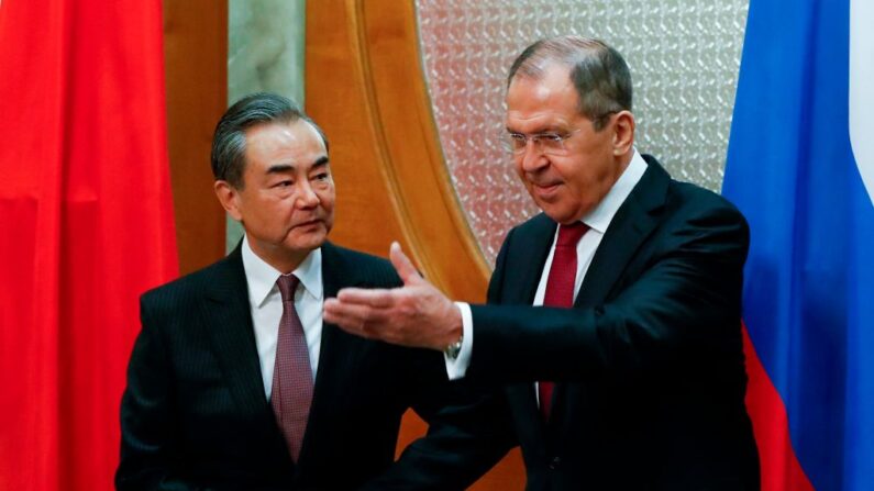 O ministro das Relações Exteriores da Rússia, Sergei Lavrov (D), recebe seu colega chinês Wang Yi durante uma reunião em Sochi em 13 de maio de 2019 (foto Pavel Golovkin/AFP via Getty Images)