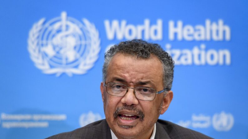 O diretor-geral da OMS, Tedros Adhanom Ghebreyesus, fala durante uma coletiva de imprensa após um comitê de emergência da OMS para discutir se o surto de coronavírus, que começou na China, constitui uma emergência internacional de saúde, em 30 de janeiro de 2020 em Genebra (Foto de FABRICE COFFRINI/AFP via Getty Images)