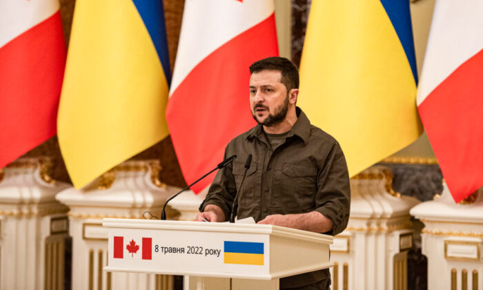 O presidente ucraniano Volodymyr Zelenskyy realiza uma coletiva de imprensa com o primeiro-ministro canadense Justin Trudeau em 8 de maio de 2022 em Kyiv, Ucrânia (Alexey Furman/Getty Images)