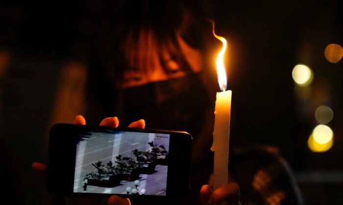 Uma das velas acesas para marcar o aniversário do massacre de um movimento estudantil pró-democracia em Pequim, nos arredores do Victoria Park, em Hong Kong, em 4 de junho de 2021 (Kin Cheung/AP Photo)