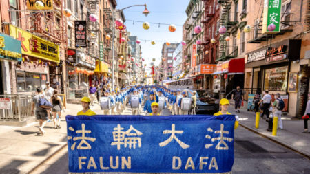 Centenas de pessoas se reúnem na Chinatown de Nova Iorque para expor a perseguição contínua ao Falun Gong na China comunista