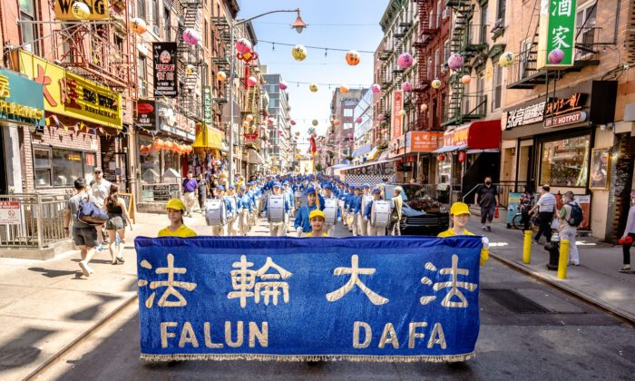 Praticantes do Falun Gong participam de um desfile para comemorar o 23º aniversário da perseguição à disciplina espiritual na China, na Chinatown de Nova York em 10 de julho de 2022 (Samira Bouaou/The Epoch Times)