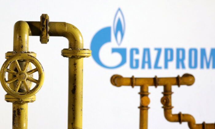 Modelo de gasoduto e logotipo da Gazprom, em 18 de julho de 2022 (Dado Ruvic/Illustration/Reuters)