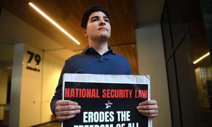 O estudante e ativista da Universidade de Queensland, Drew Pavlou, participa de um protesto em apoio a Hong Kong, do lado de fora do consulado chinês em Brisbane, Austrália, em 30 de maio de 2020 (Dan Peled/AAP Image)