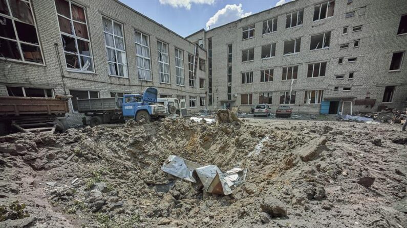 Foto de arquivo de um edifício em escombros na Ucrânia após um ataque russo (EFE/EPA/SERGEY KOZLOV)