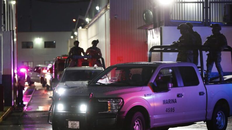 Elementos da Marinha e da Polícia Ministerial Federal partem em forte operação do Hangar da Procuradoria Geral da República Mexicana, para a transferência do capo Rafael Caro Quintero, ao Presídio do Altiplano, no Estado do México (EFE/ José Mendes)