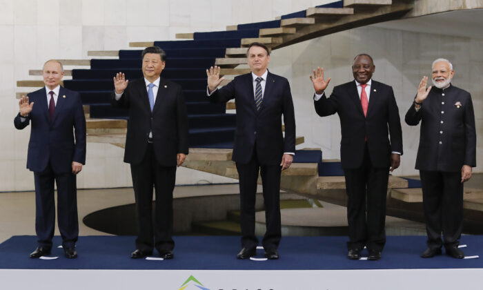 (Da E-D) O presidente russo Vladimir Putin, o líder chinês Xi Jinping, o presidente brasileiro Jair Bolsonaro, o presidente sul-africano Cyril Ramaphosa e o primeiro-ministro indiano Narendra Modi posam para uma foto de família durante a 11ª Cúpula do BRICS em Brasília, Brasil, em 14 de novembro , 2019 (Sergio Lima/AFP via Getty Images)