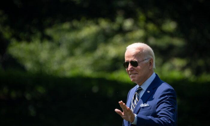 O presidente Joe Biden acena enquanto caminha para Marine One no gramado sul da Casa Branca em 20 de julho de 2022 (Drew Angerer/Getty Images)