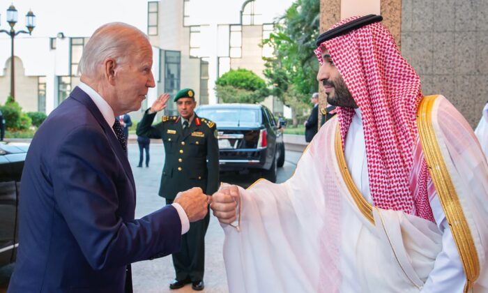 O príncipe herdeiro saudita Mohammed bin Salman cumprimenta o presidente Joe Biden após sua chegada a Jeddah, Arábia Saudita, em 15 de julho de 2022 (Bandar Aljaloud/Palácio Real Saudita via AP)