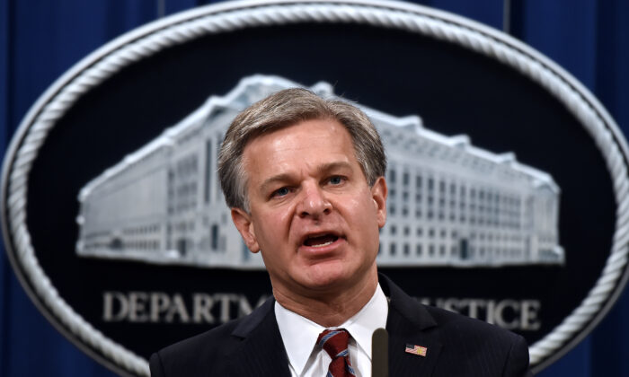 O diretor do Federal Bureau of Investigation, Christopher Wray, durante uma entrevista coletiva no Departamento de Justiça em Washington em 22 de setembro de 2020 (OLIVIER DOULIERY/POOL/AFP via Getty Images)