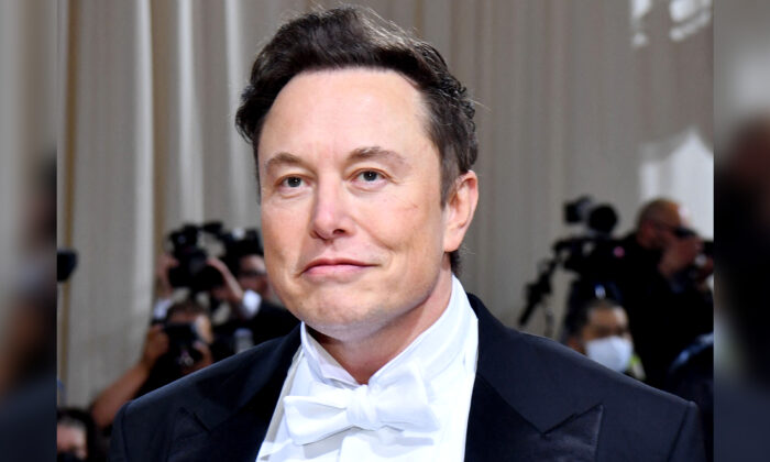 O CEO e engenheiro-chefe da SpaceX, Elon Musk, chega para o Met Gala 2022 no Metropolitan Museum of Art em Nova Iorque em 2 de maio de 2022 (Angela Weiss/AFP via Getty Images)