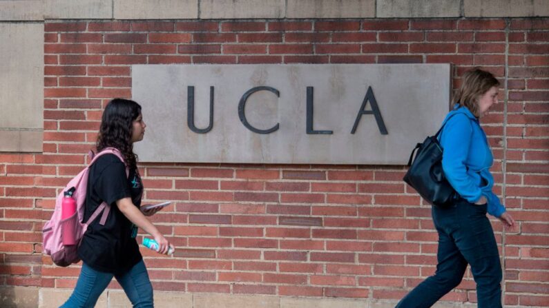 Pessoas caminham pelo campus da faculdade da UCLA em Westwood, Califórnia, em 6 de março de 2020 (Foto de MARK RALSTON/AFP via Getty Images)