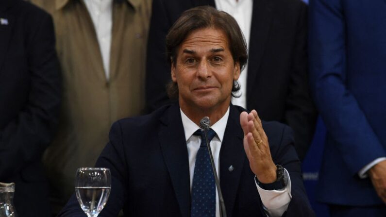 O presidente do Uruguai, Luis Lacalle Pou, dá uma entrevista coletiva em Montevidéu em 27 de março de 2022 (Foto de PABLO PORCIUNCULA/AFP via Getty Images)