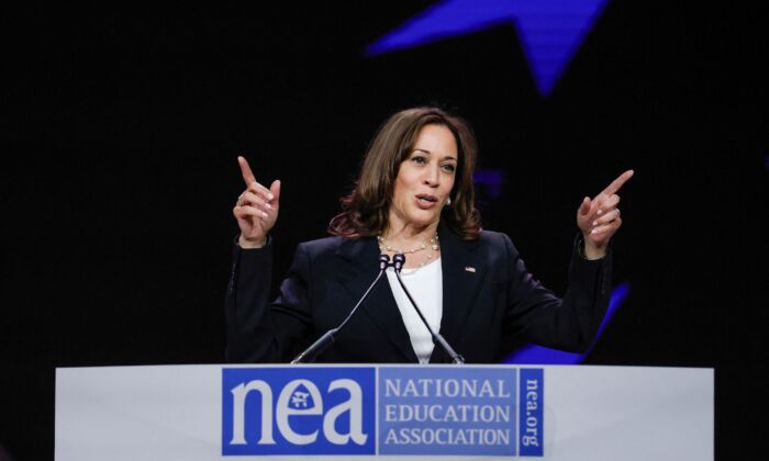 A vice-presidente dos Estados Unidos, Kamala Harris, na Reunião Anual da Assembleia Representativa da National Education Association no Chicago, em 5 de julho de 2022. (Kamil Krzaczynski/AFP via Getty Images)