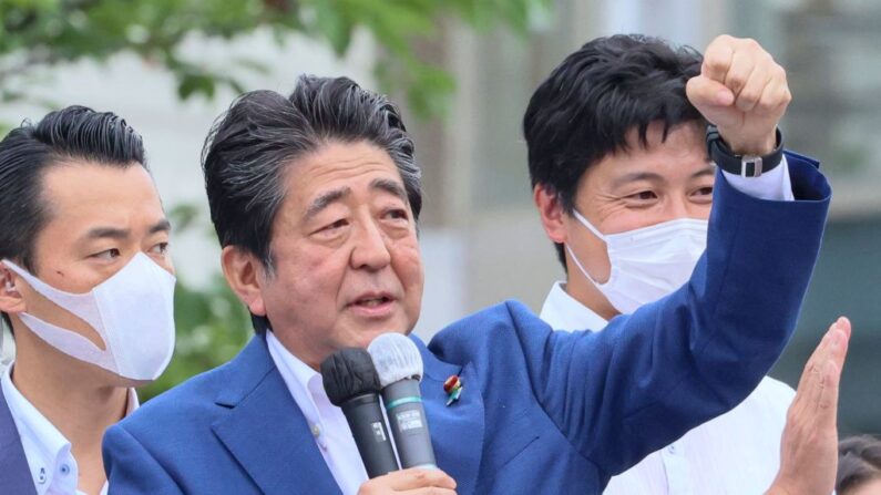 Esta foto tirada em 6 de julho de 2022 mostra o ex-primeiro-ministro japonês Shinzo Abe fazendo um discurso de campanha para o candidato do Partido Liberal Democrata (LDP) Keiichiro Asao para a eleição da Câmara Alta em Yokohama, no subúrbio de Tóquio (Foto de YOSHIKAZU TSUNO/AFP via Getty Images)