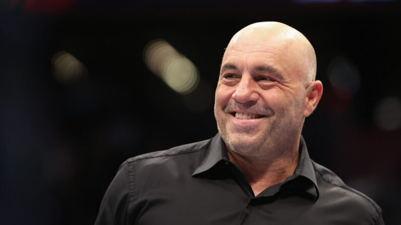 Joe Rogan durante o UFC 274 no Footprint Center em Phoenix, no Arizona, em 7 de maio de 2022 (Christian Petersen/Getty Images)
