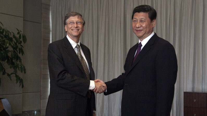 O líder do regime chinês Xi Jinping cumprimenta o fundador da Microsoft, Bill Gates, durante a conferência anual do Boao Forum for Asia (BFA) em Boao, na ilha turística de Hainan, no sul da China, em 8 de abril de 2013 (TYRONE SIU/AFP via Getty Images)
