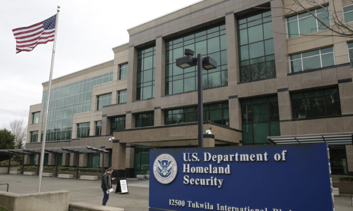 Um homem fica do lado de fora do prédio do Departamento de Segurança Interna (DHS) em Tukwila, Washington, em 3 de março de 2020 (Jason Redmond/AFP/Getty Images)