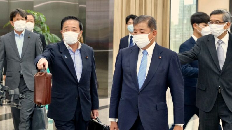 O japonês Shigeru Ishiba (2º à direita) e membros da Câmara dos Representantes do Japão chegam ao aeroporto de Sungshan em Taipei em 27 de julho de 2022 (Foto de SAM YEH/AFP via Getty Images)