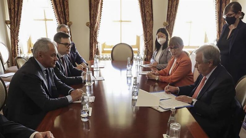 Foto fornecida pelo Ministério da Defesa da Rússia após a assinatura do acordo alcançado para a exportação de cereais da Ucrânia (EFE/EPA/Ministério da Defesa da Rússia)