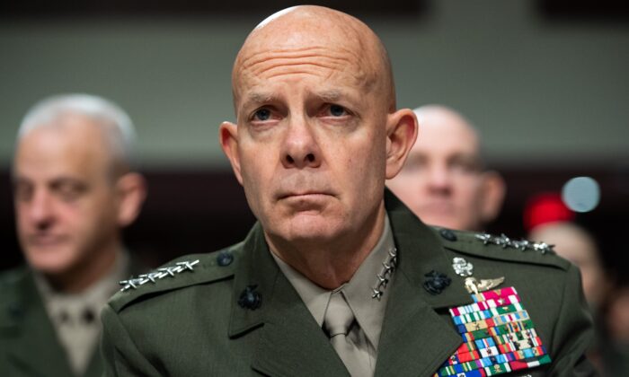 General David Berger, comandante do Corpo de Fuzileiros Navais dos EUA, testemunha em uma audiência do Comitê de Serviços Armados do Senado no Capitólio, em Washington, em 3 de dezembro de 2019. (Saul Loeb/AFP via Getty Images)