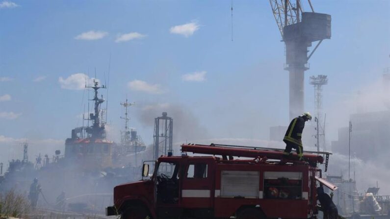 Foto divulgada pela Assessoria de Imprensa da Prefeitura de Odesa em 23 de julho de 2022 mostra bombeiros trabalhando para apagar um incêndio em um porto marítimo de Odesa (ASSEMBLÉIA DE IMPRENSA DA PREFEITURA EFE/EPA/ODESA)