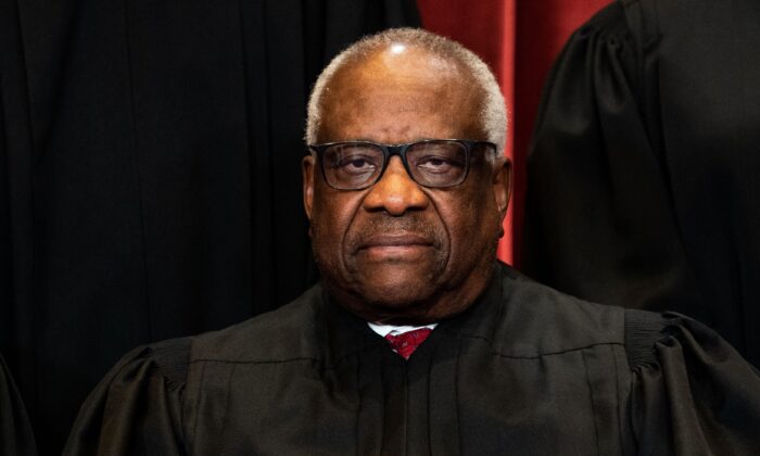 O juiz associado Clarence Thomas senta-se durante uma fotografia de grupo dos juízes na Suprema Corte em Washington em 23 de abril de 2021 (Erin Schaff/AFP via Getty Images)