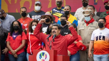 Maduro pede que trabalhadores protestem contra sanções dos EUA e prende os que exigiam melhores salários