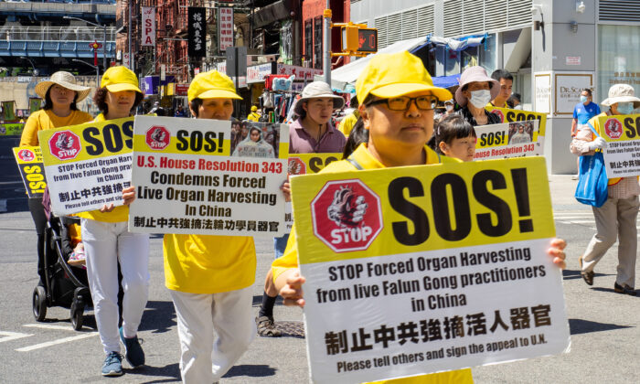 Praticantes do Falun Gong participam de um desfile para comemorar o 23º aniversário da perseguição à disciplina espiritual na China, na Chinatown de Nova York em 10 de julho de 2022 (Chung I Ho/The Epoch Times)