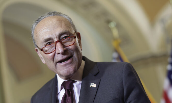 O líder da maioria no Senado, Charles Schumer (D-N.Y.) fala a repórteres no Capitólio, em Washington, em 3 de maio de 2022 (Kevin Dietsch/Getty Images)