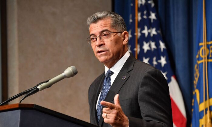 Xavier Becerra, Secretário de Saúde e Serviços Humanos, fala na sede do HHS em Washington em 28 de junho de 2022 (Nicholas Kamm/AFP via Getty Images)