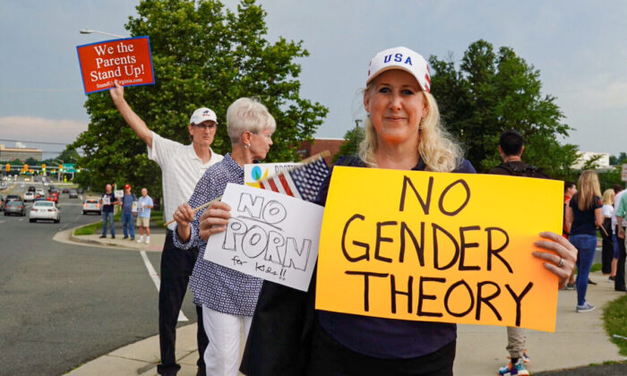 Jean Ballard protesta contra a política pró-transgêneros do conselho escolar do lado de fora da Escola Secundária Luther Jackson no condado de Fairfax, em Virgínia, EUA em 16 de junho de 2022 (Terri Wu/The Epoch Times)
